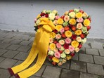 Trauerfloristik Herz 60/60cm mit Schleife